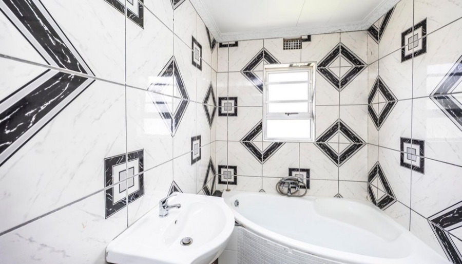 4 Bedroom Property for Sale in Sunnyridge Eastern Cape